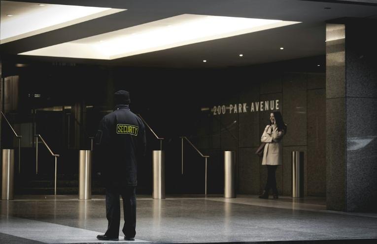 Agent de pază în holul unei clădiri de birouri